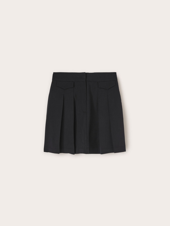 Falda plisada con diseño de bolsillos