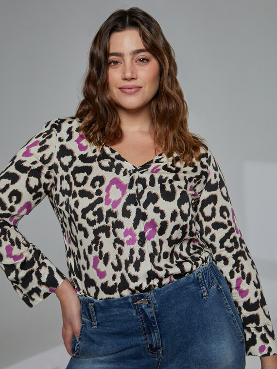 Hemdbluse mit Leopardenmuster und V-Ausschnitt