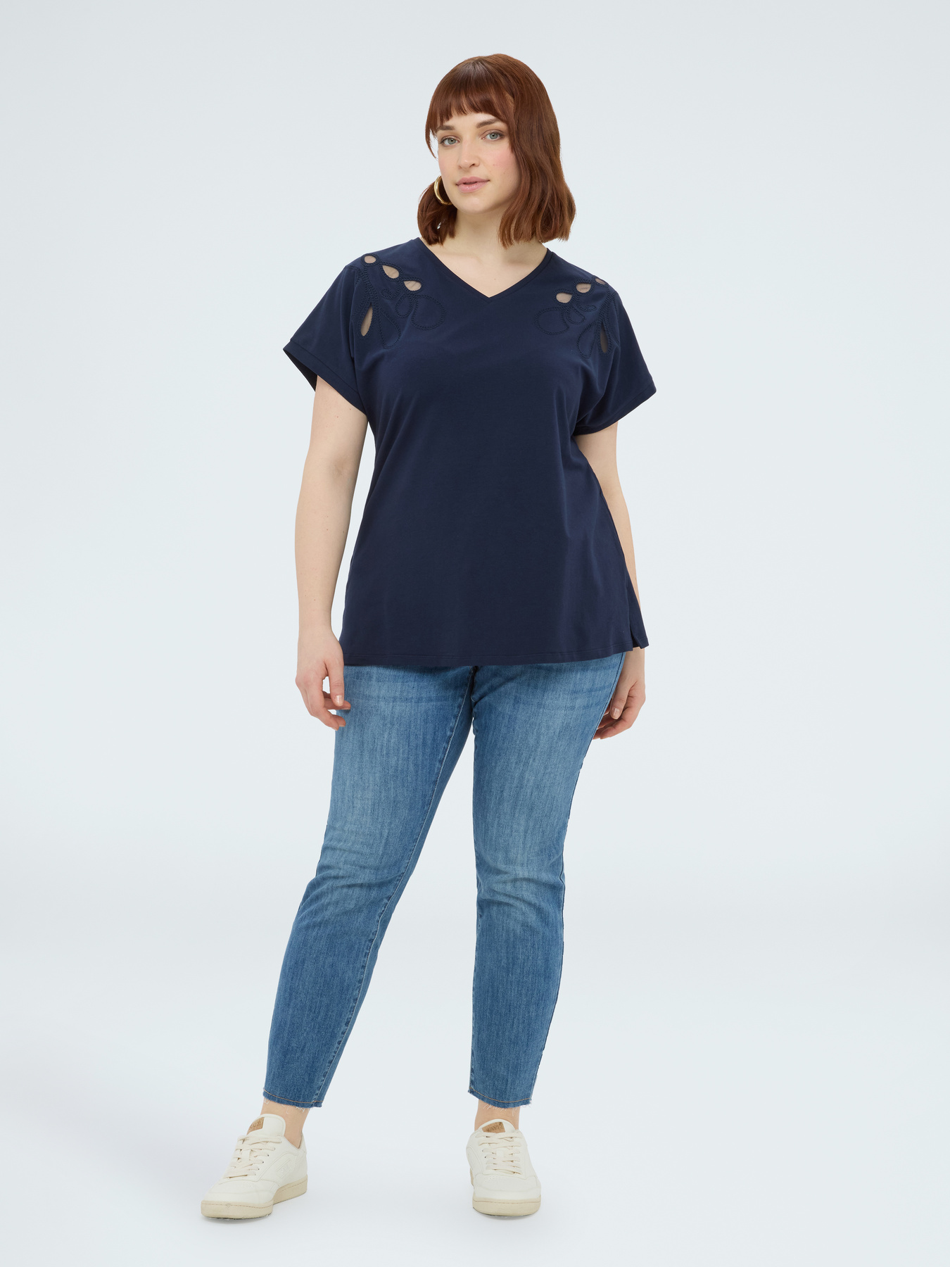 T-shirt in cotone con ricami e cut out image number 2