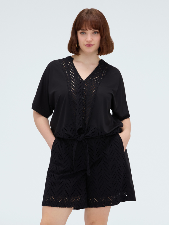 Bluse aus Lochstickerei mit Knotendetail