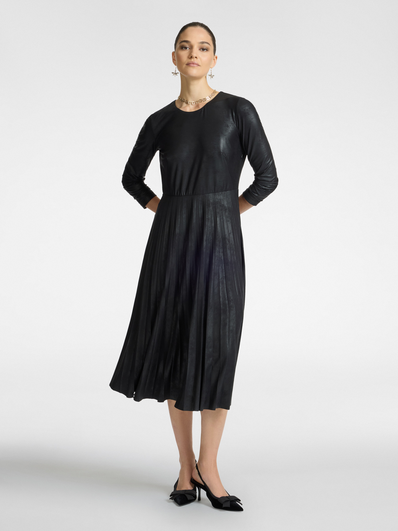 I live with a pleated skirt image number 2