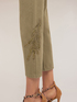 Pantalon chino avec patch brodé image number 3