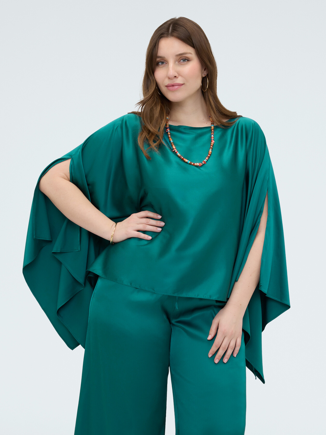 Schultertuch aus Satin mit asymmetrischem Design image number 3