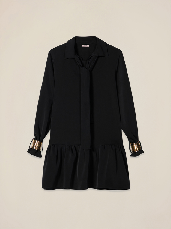 Vestito svasato con braccialetti dorati