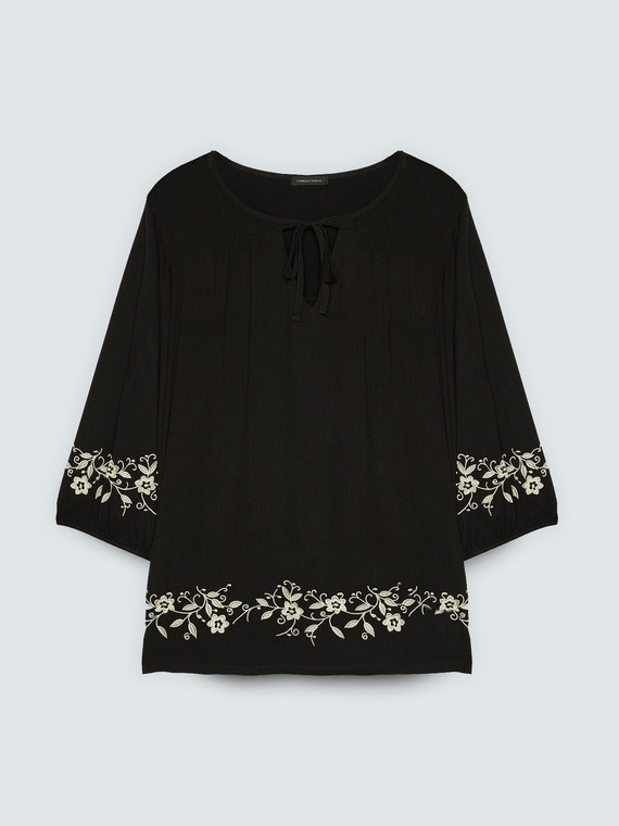 Bluse mit Blumenstickereien