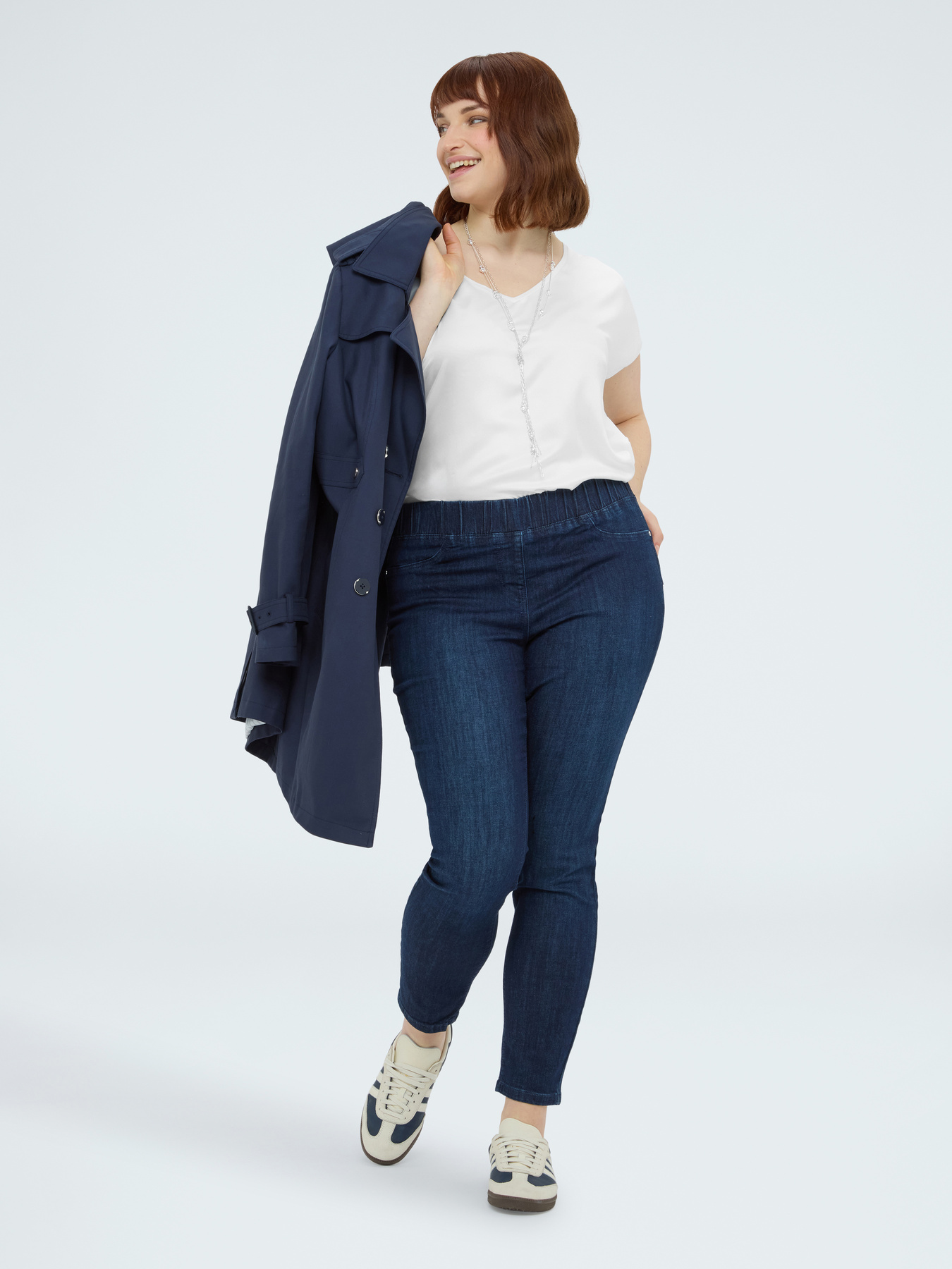 Two-material V-neck T-shirt image number 3