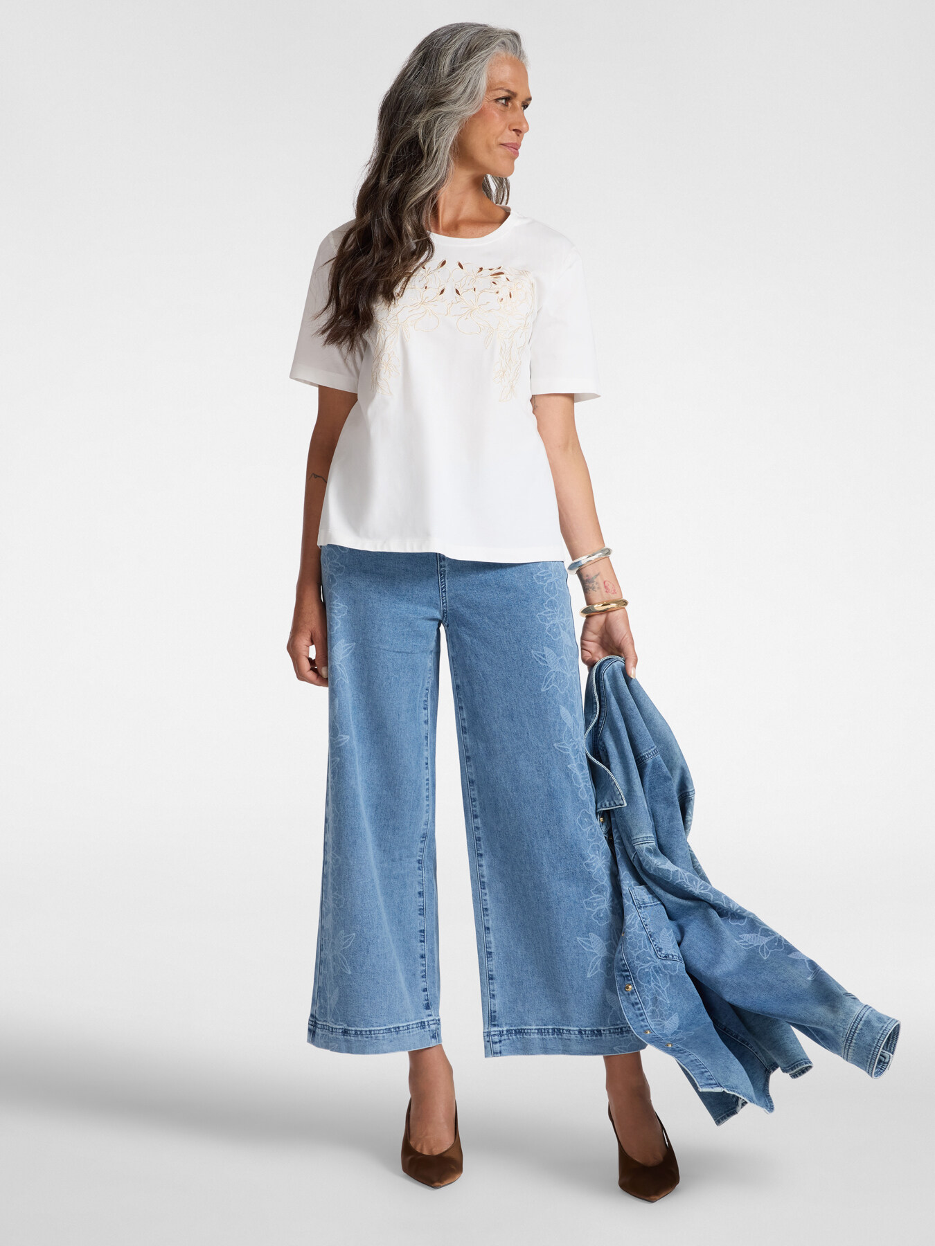 T-shirt con ricamo floreale image number 2