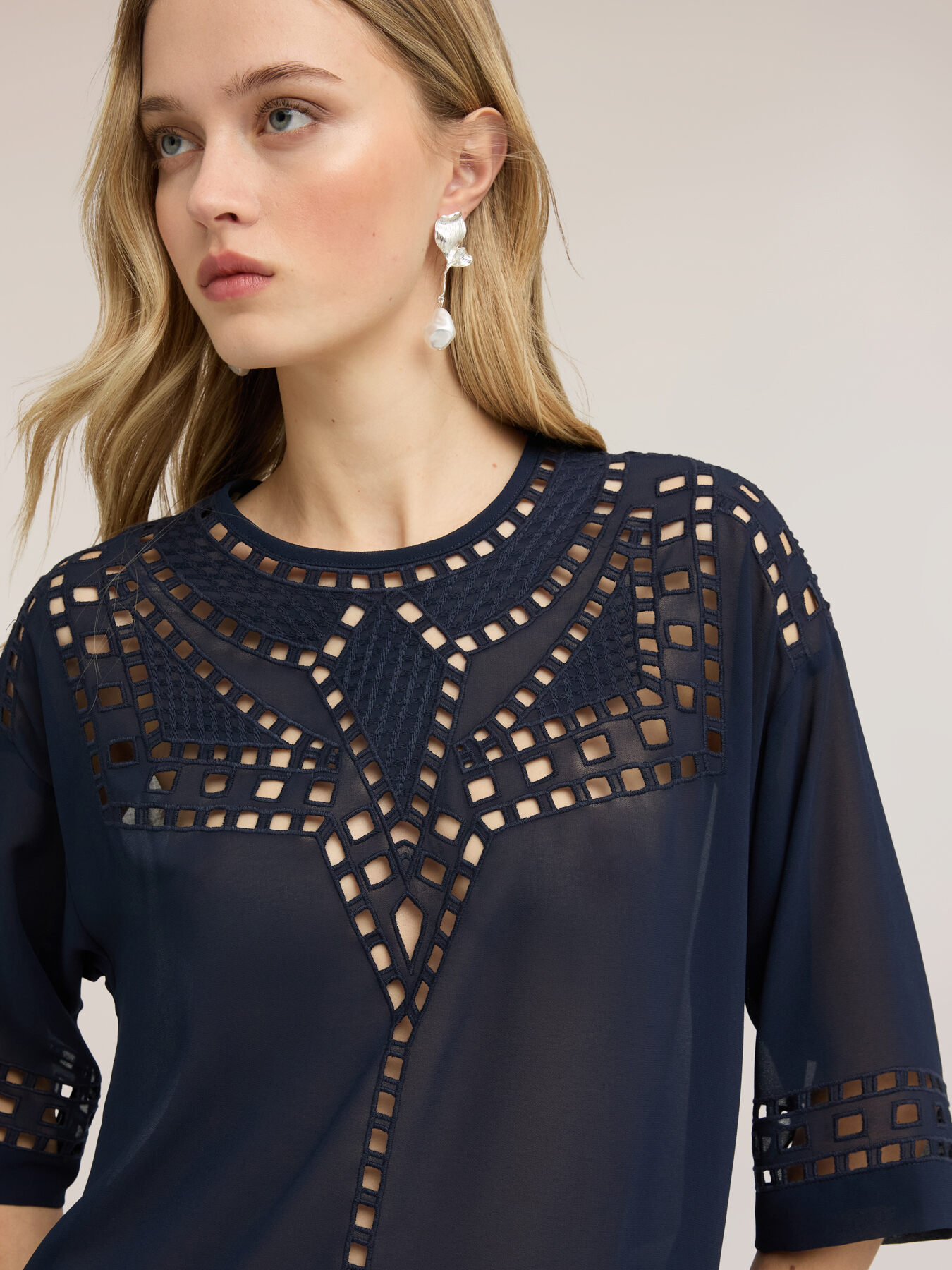 Bluză din georgette cu broderii ajour&eacute; image number 3