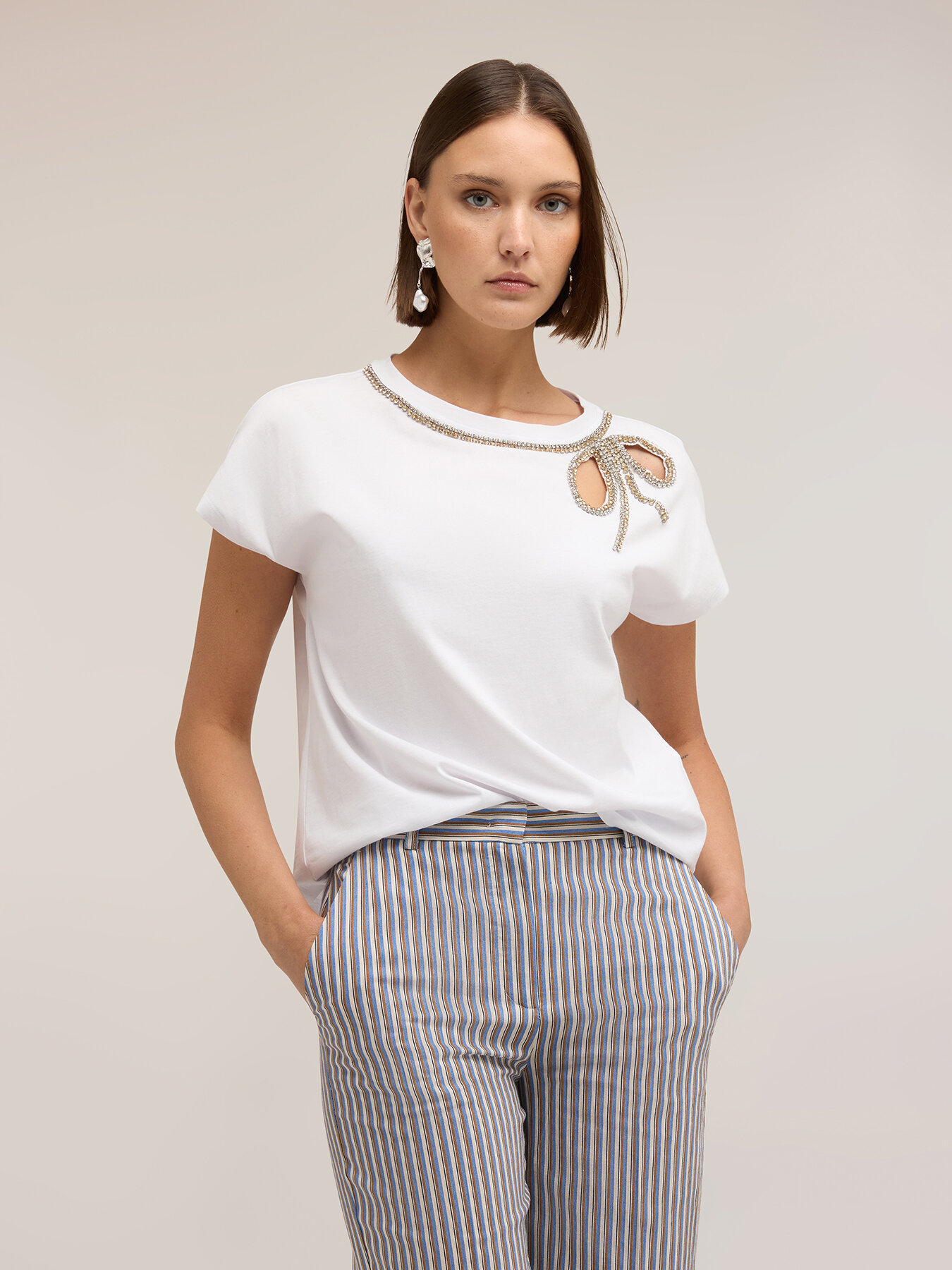 Tricou cu fundă din strasuri image number 3