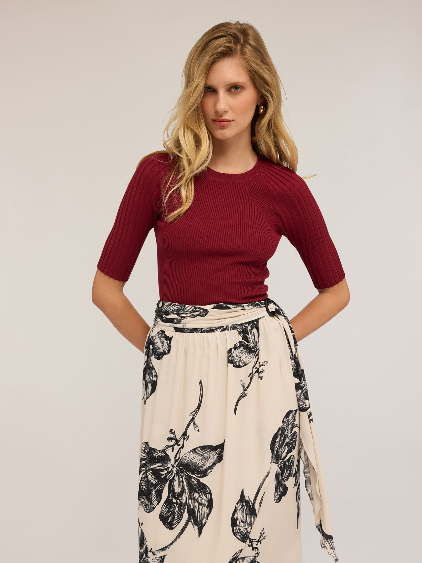 Short-sleeved ribbed knit top image number 3