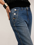 Jeans mit Knopfmotiv und Metallkette image number 3