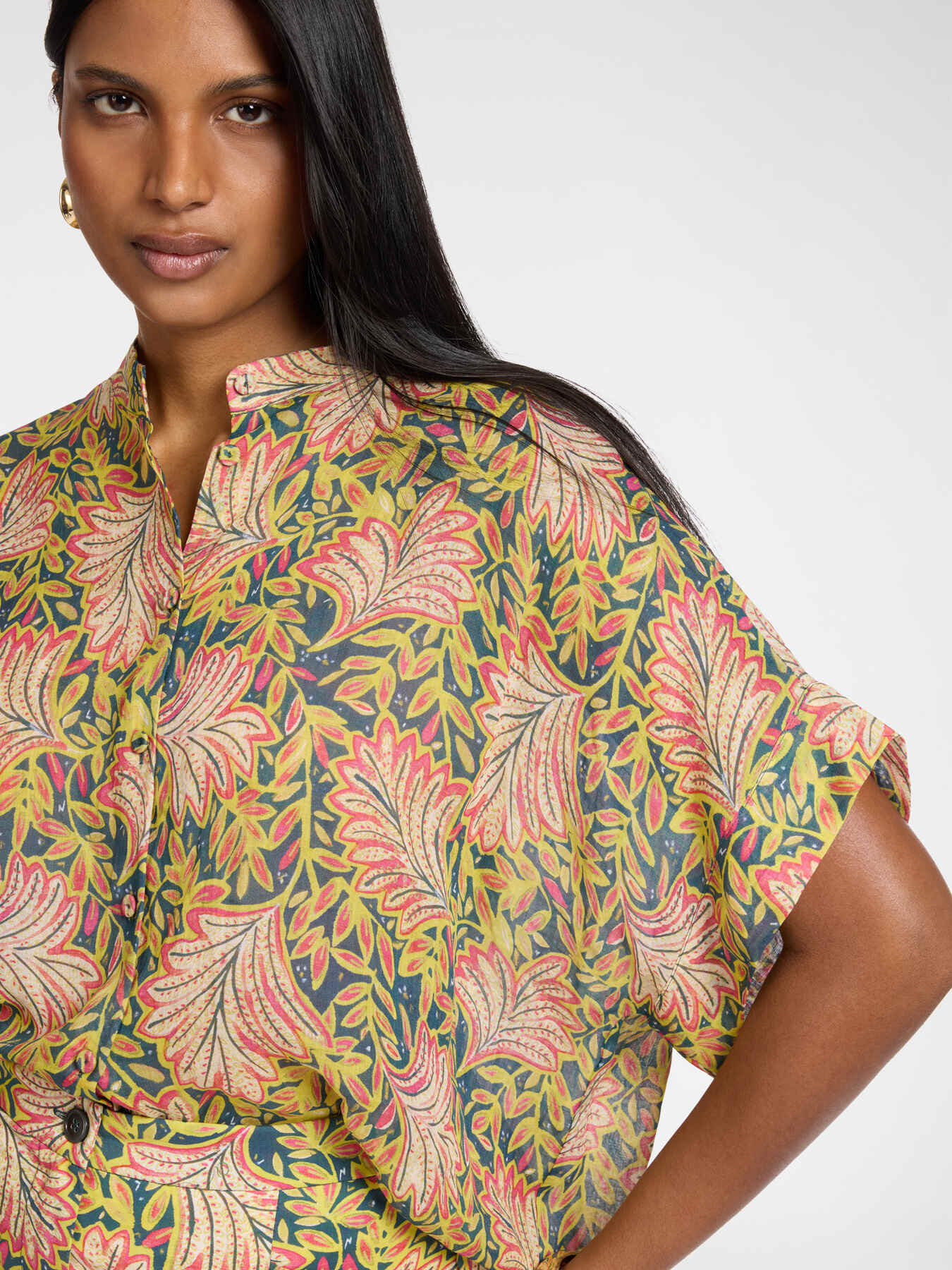 Camisa em rami estampado image number 3