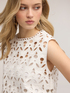 Top en tissu enduit effet broderie anglaise image number 3