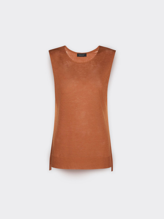 Top with ribbed edges