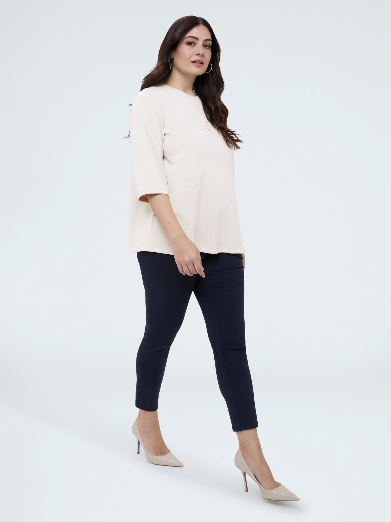 Sudadera en scuba con bordado floral image number 3