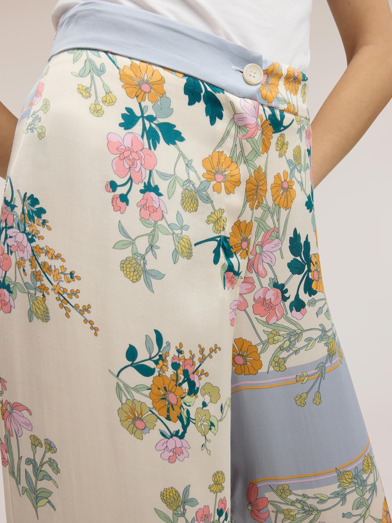 Palazzo pants in printed satin image number 3