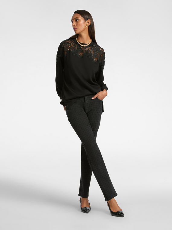 Schwarze Jeans mit Monogramm