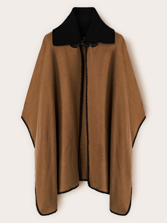 Poncho de paño con cuello alto
