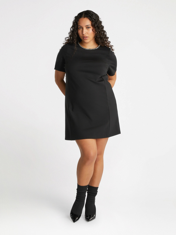 Kurzes Kleid mit besticktem Ausschnitt
