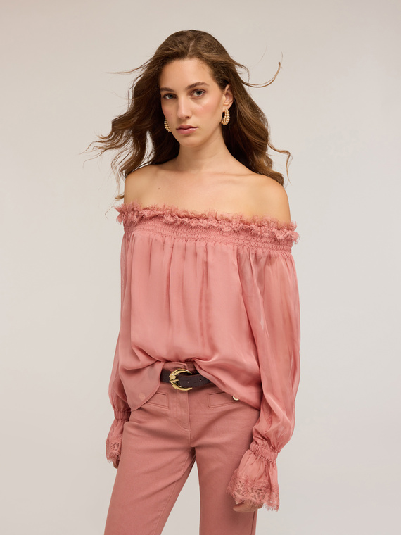 Blusa off-shoulder in chiffon