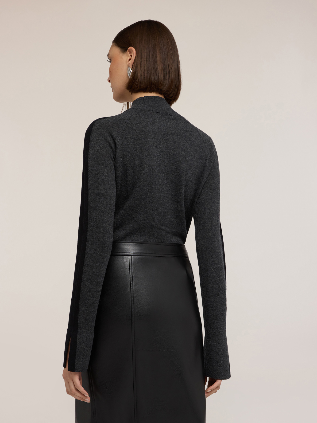 Pull col roulé bicolore en mélange de soie image number 1