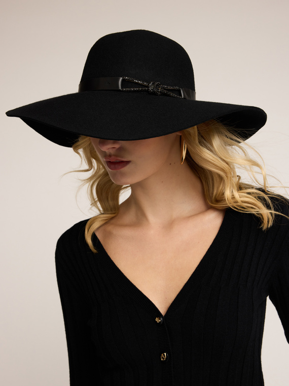 Cappello con fiocco gioiello in lana cotta