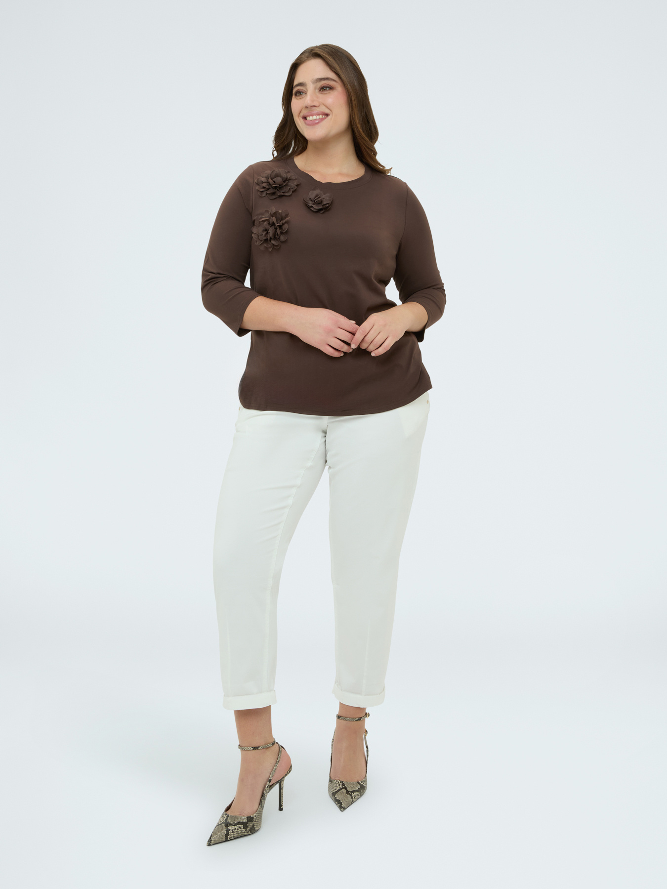 T-shirt in jersey con applicazioni floreali image number 2