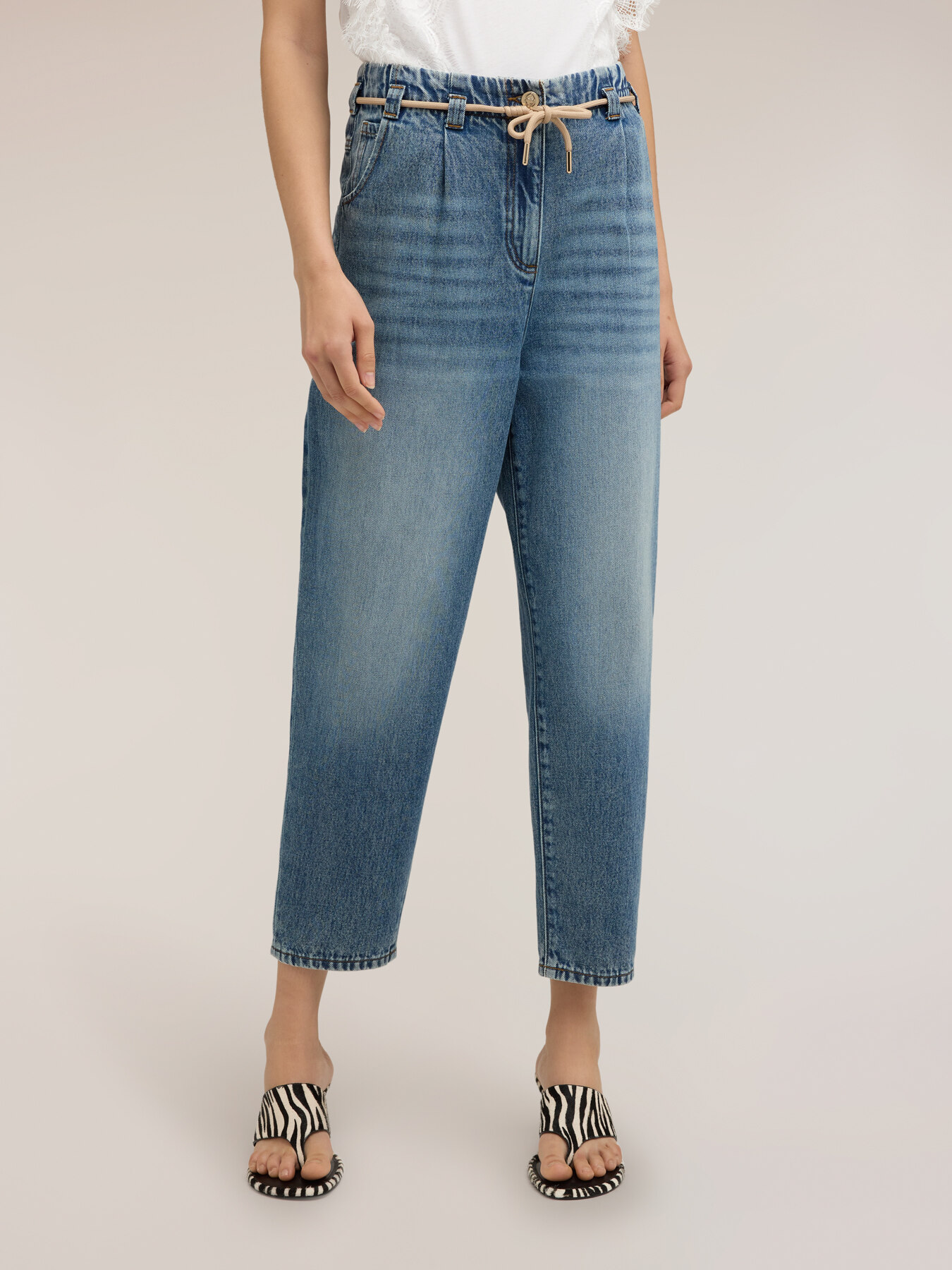 Boyfriend-Jeans mit Kordelzug image number 2