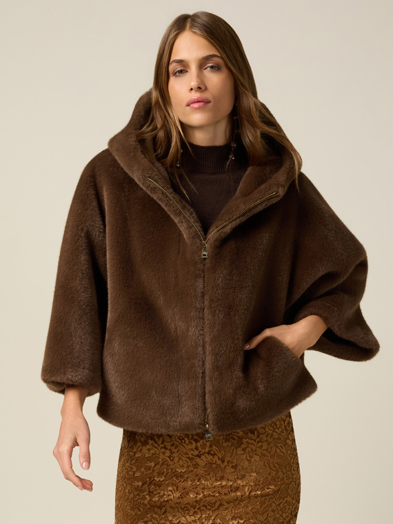 Kurzer Umhang mit Kapuze