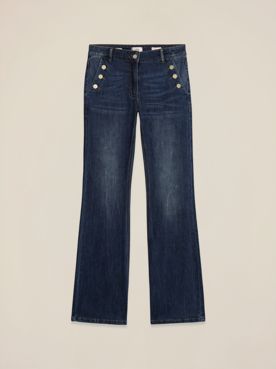 Schlagjeans mit Knopfdetail