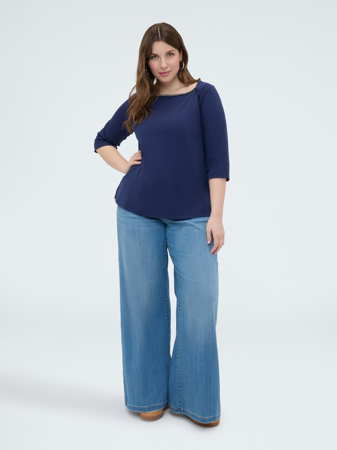 T-shirt in jersey con applicazioni gioiello image number 2