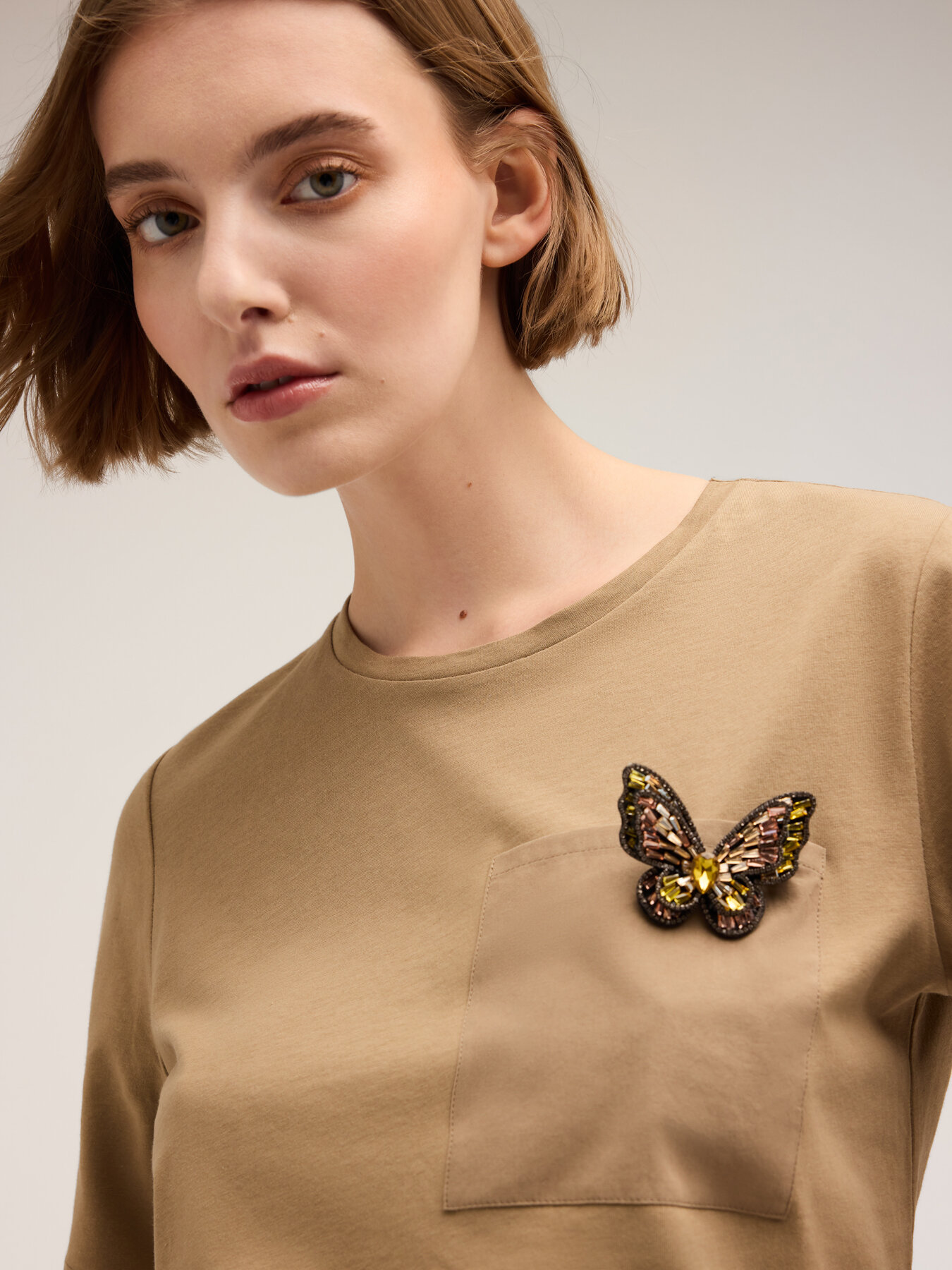 T-shirt with butterfly brooch image number 0