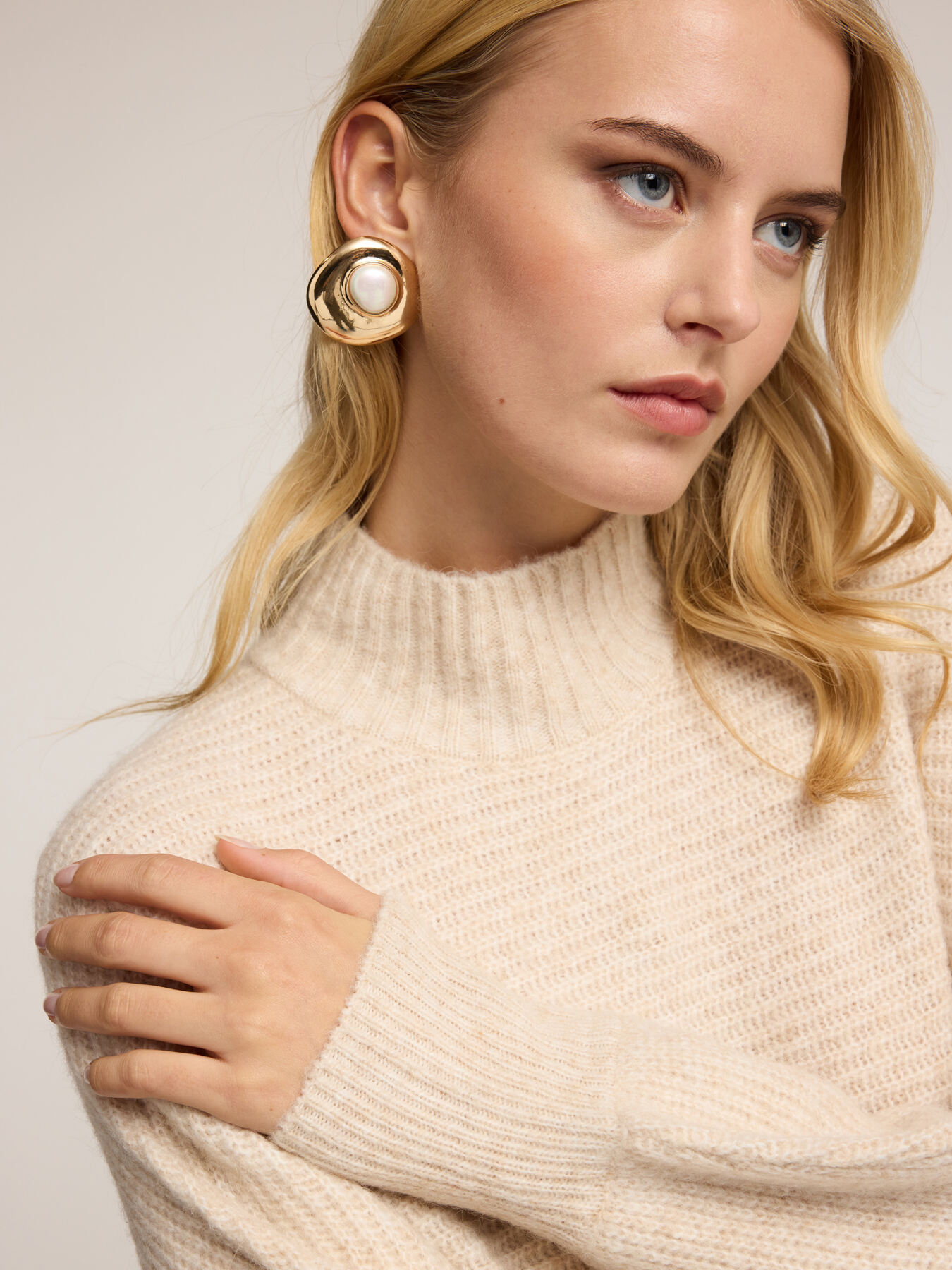 Short ribbed sweater with high neck image number 3