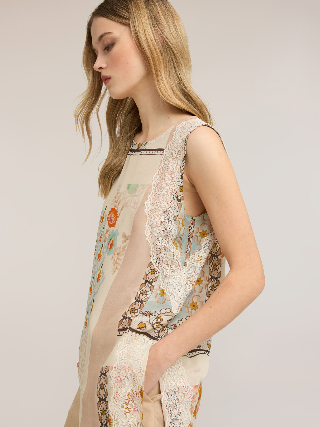 Asymmetrisches Satin-Top mit Print image number 3