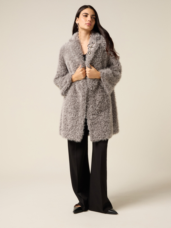 Cappotto oversize effetto peluche con spille