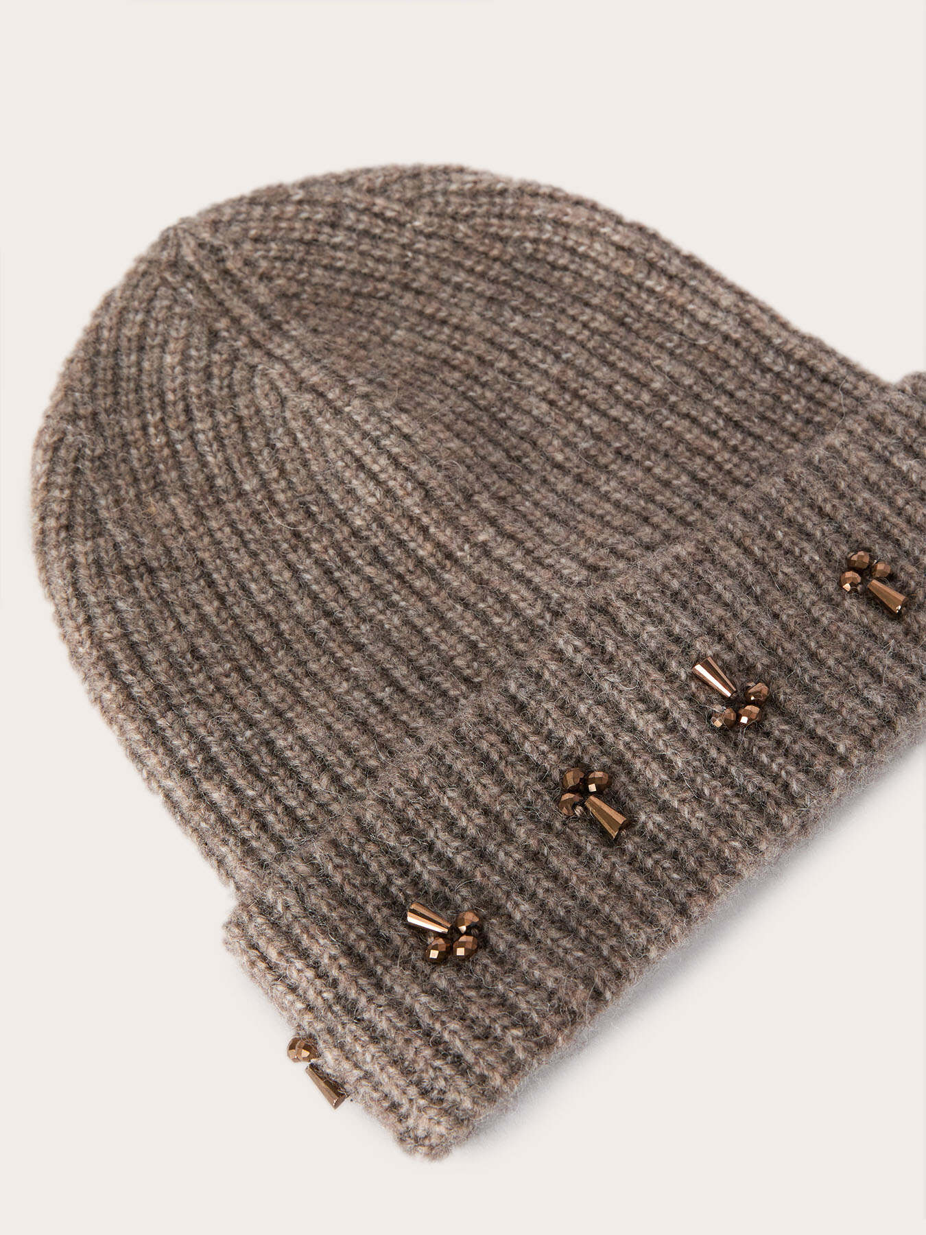 Cappello in maglia con pietre applicate image number 2