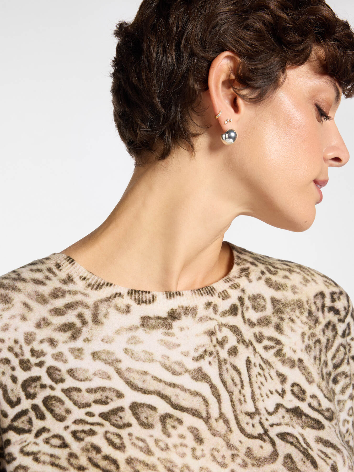 Animal print sweater with detachable collar image number 4