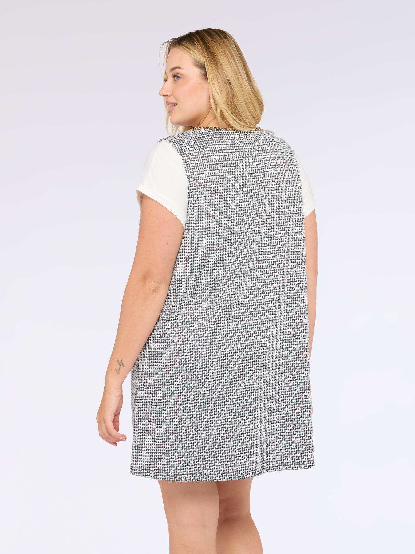 Kurzes A-Linien-Kleid mit tiefem V-Ausschnitt image number 1