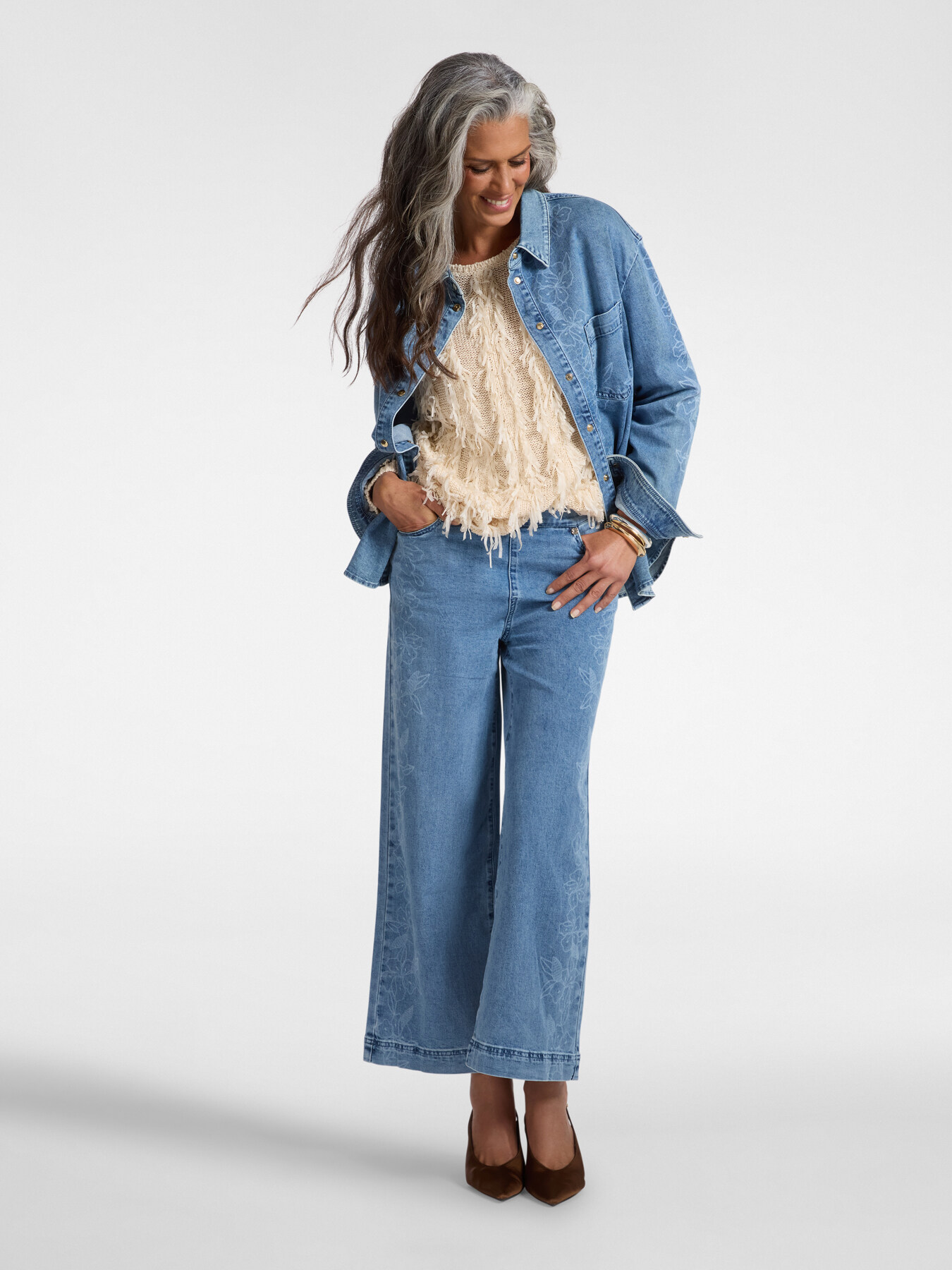 Camisa floral en denim image number 3
