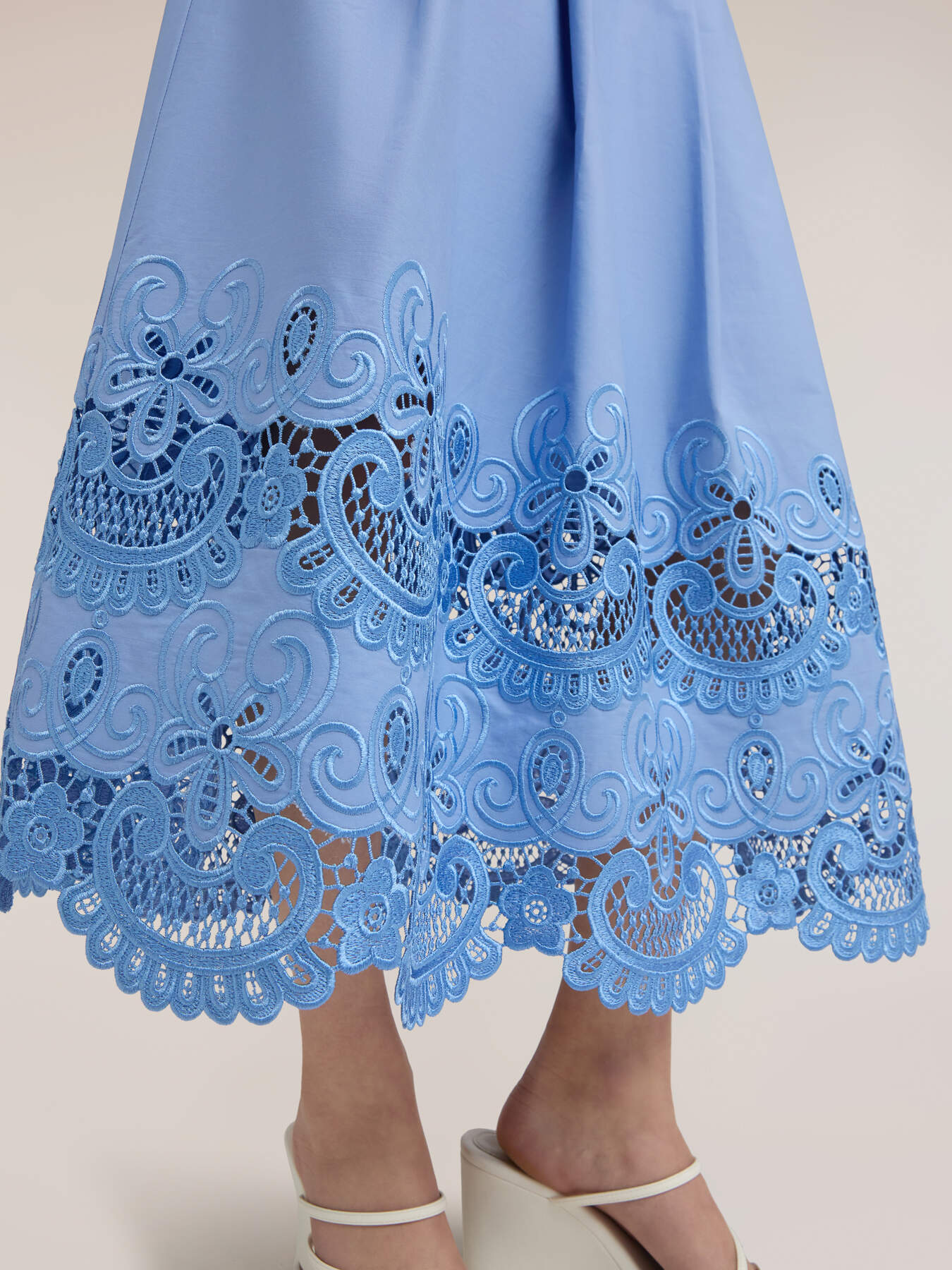 Jupe pliss&eacute;e avec broderie en dentelle anglaise image number 3