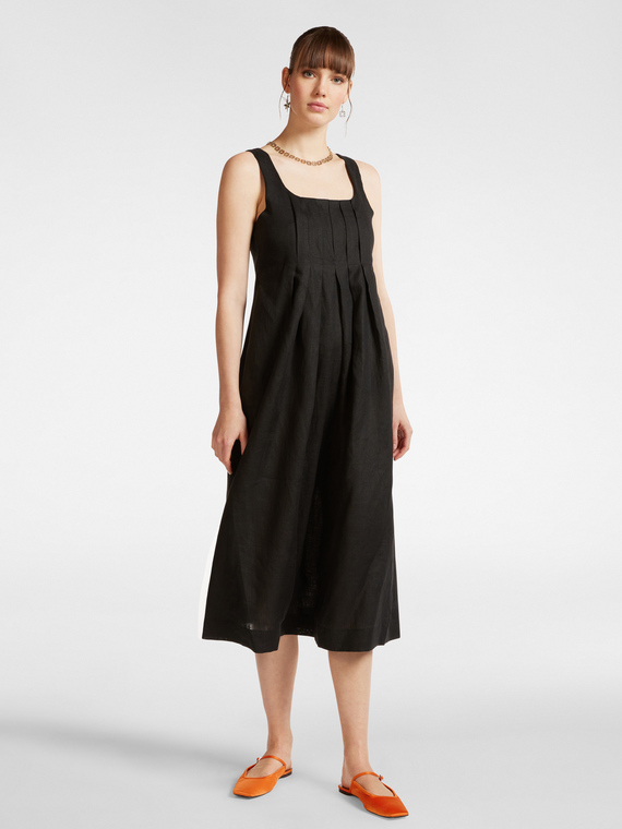 Linen dress with pleats on the front
