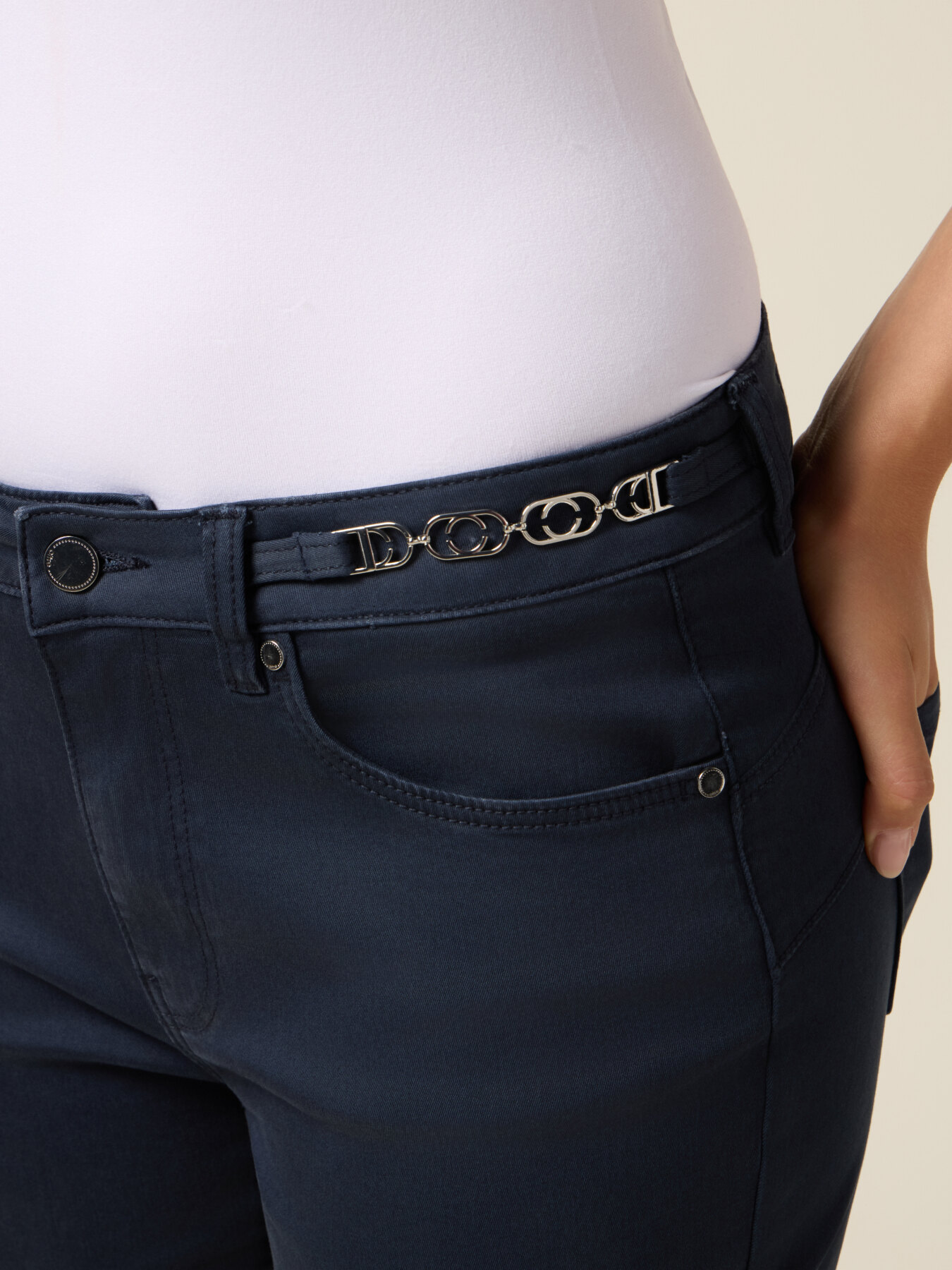 Reguläre Hose mit Kettendetail image number 2