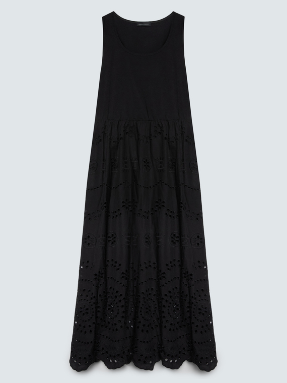Langes Empirekleid aus Lochstickerei