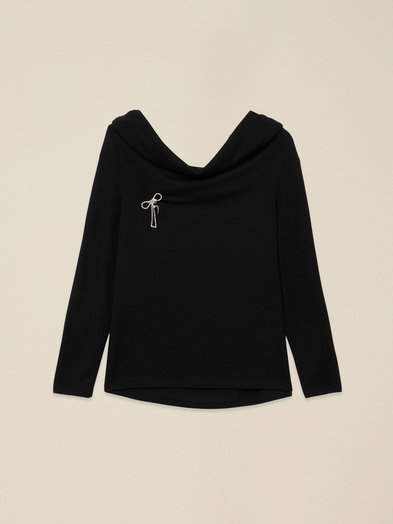 T-shirt colo shiffer con spilla