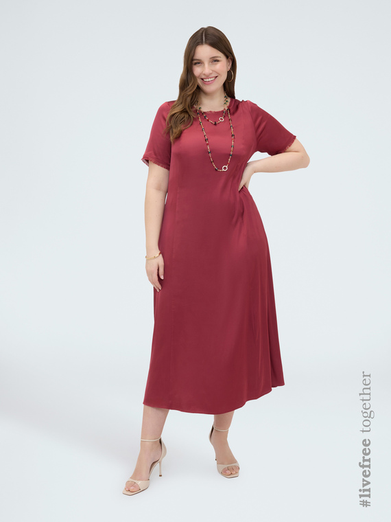 Robe ligne A en satin d&eacute;tails effiloch&eacute;s