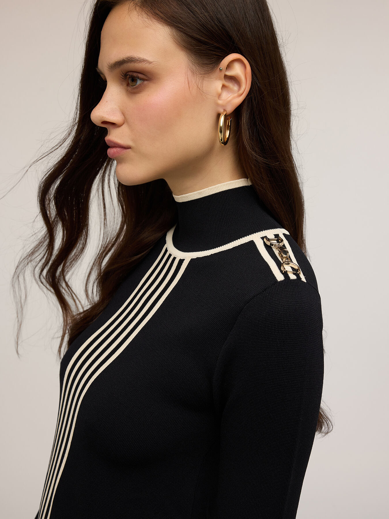 Robe courte en maille avec bordures contrastantes image number 3