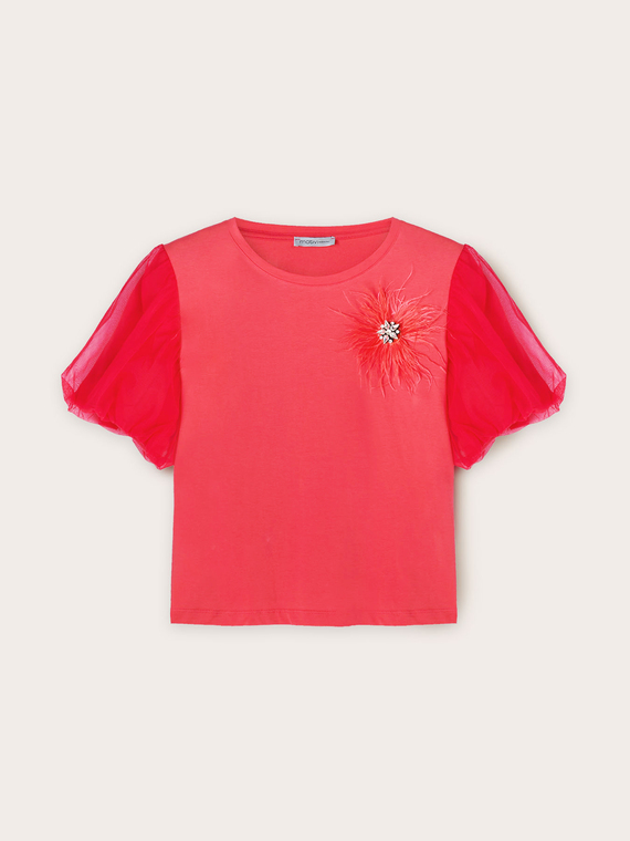 T-shirt con spilla gioiello e piume
