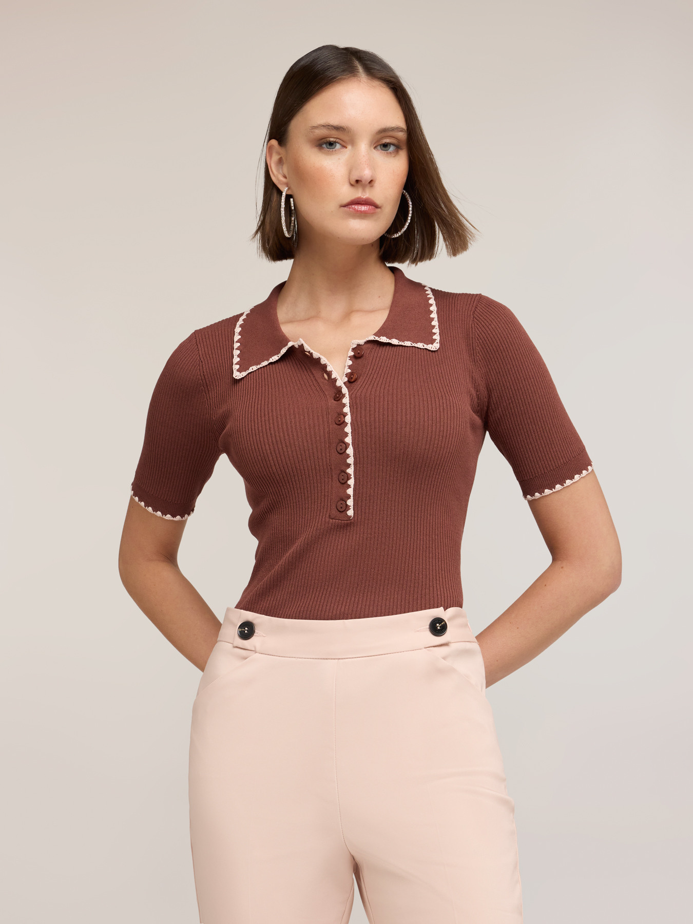 Polo en tricot fin avec bordure festonn&eacute;e image number 2