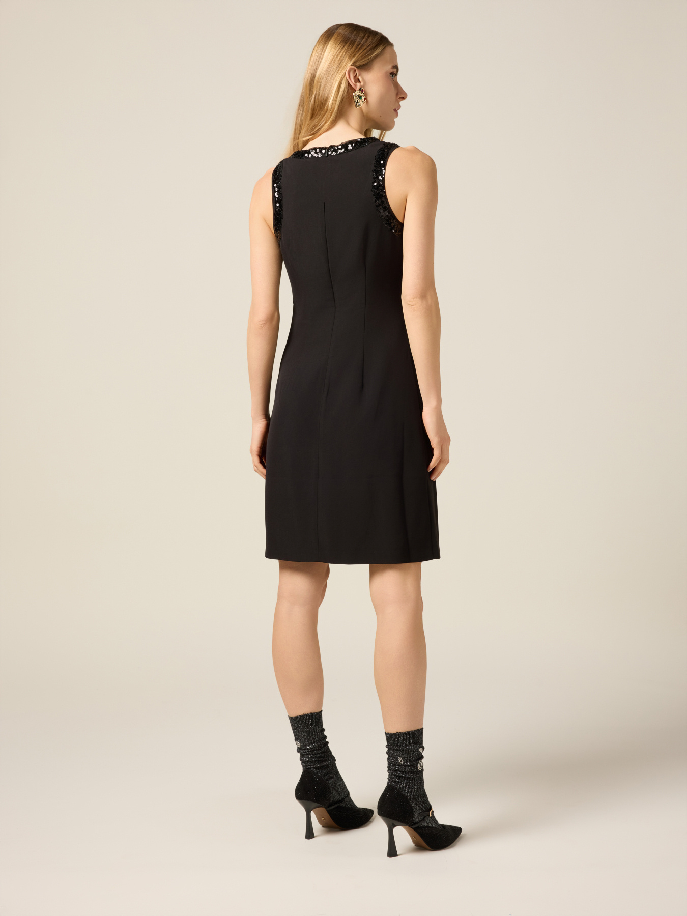 Robe fourreau avec bordures en paillettes image number 1