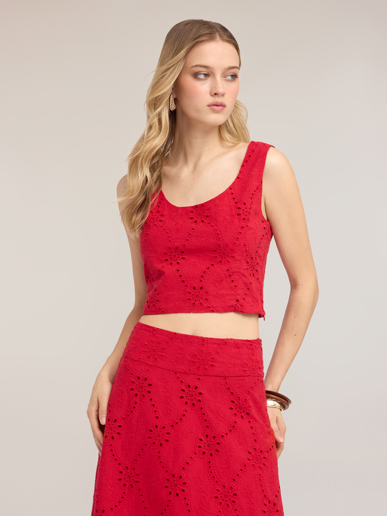 Crop top in broderie anglaise image number 3